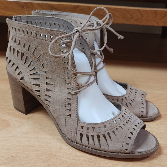 Vince Camuto Shoes - Vince Camuto Suede Leather Tarita Laser Cut Lace Up Ankle Open Toe Heels Sz 13